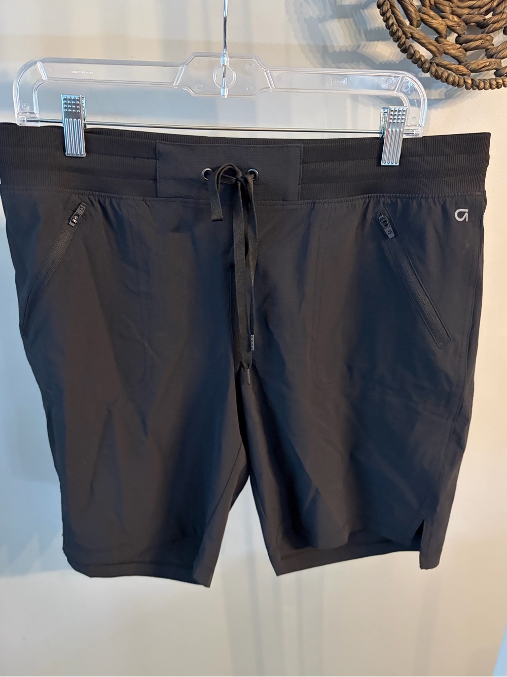 GAP Fit Men's Black athletic or Hybrid  with Zip Pockets size large